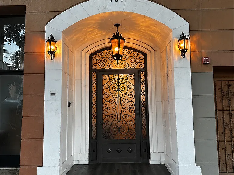 301 S. Kenmore — Photo 41