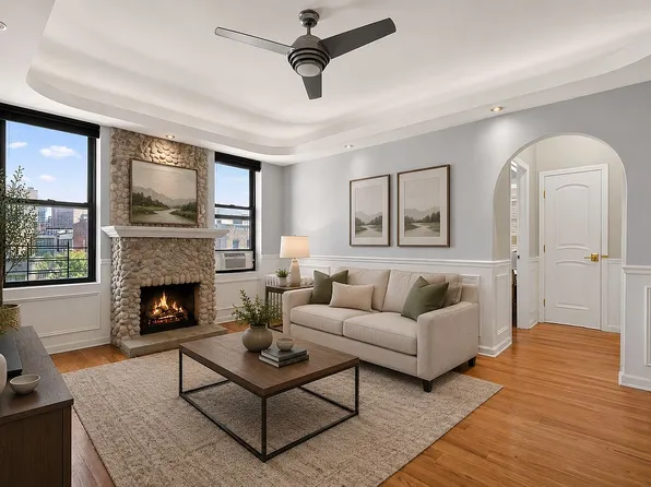 24-39 38th St #D6, Astoria, NY 11103