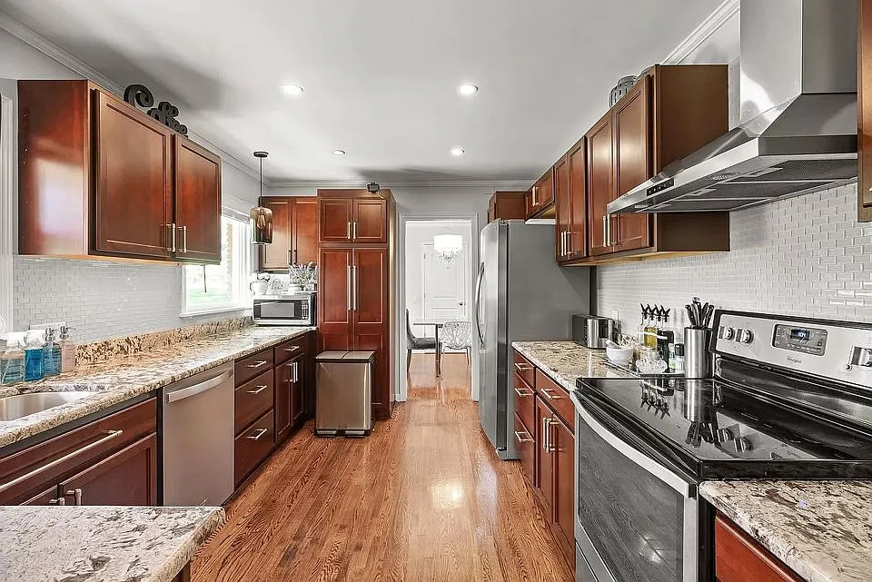 4 bed, 3500 sqft, $5,490 — Photo 4