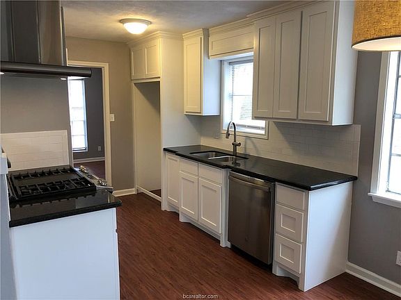 3rd image of 1216 Merry Oaks Dr