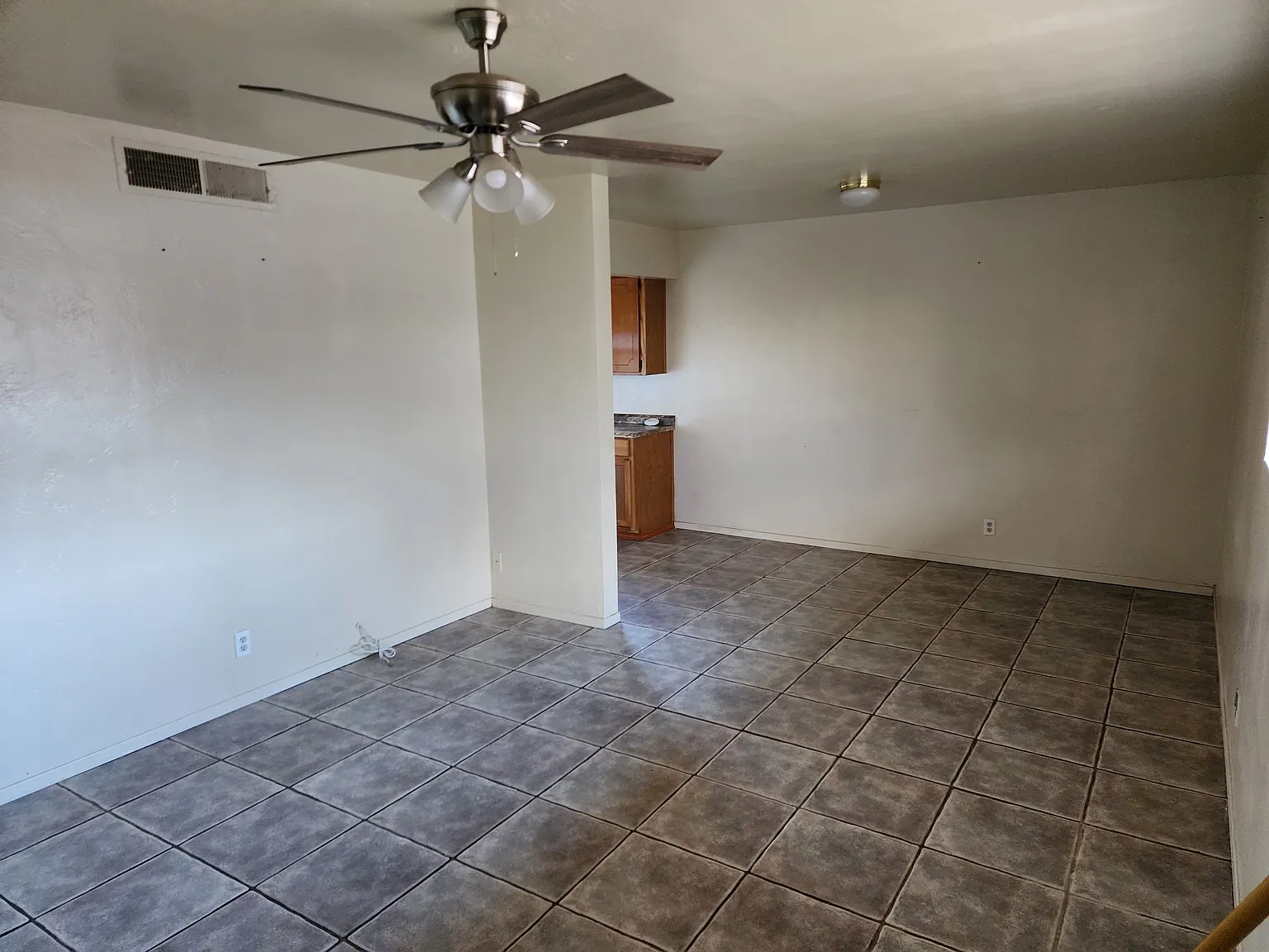 621 N Imperial Ave — Photo 2
