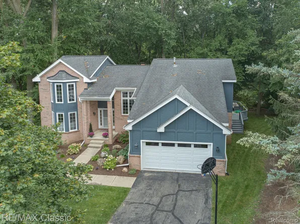 6081 Beachwood Dr, West Bloomfield, MI 48324