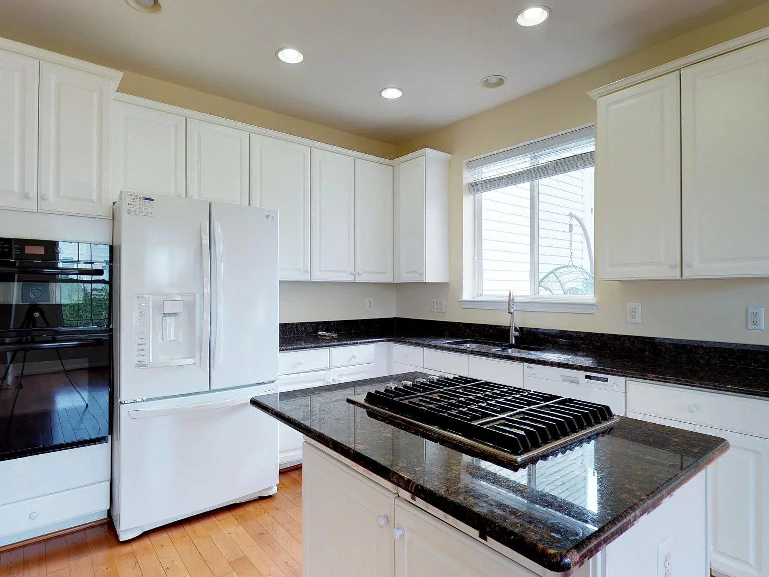 3 bed, 2.5 bath, 2109 sqft, $3,400 — Photo 2