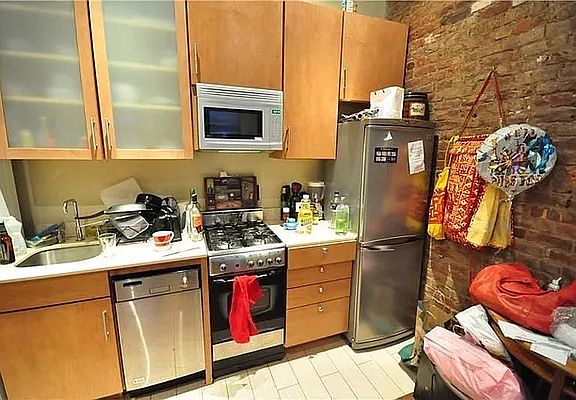 3rd image of 253 Elizabeth St #1F