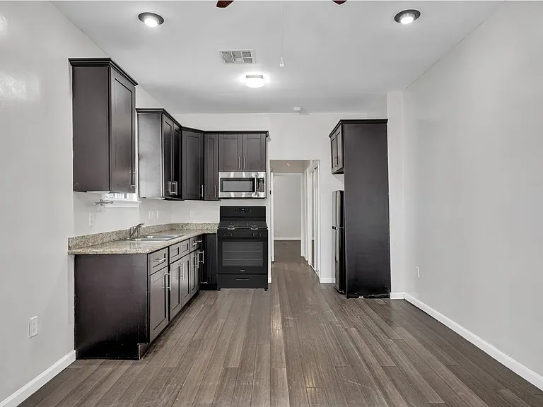 3025 Burdette St — Photo 2