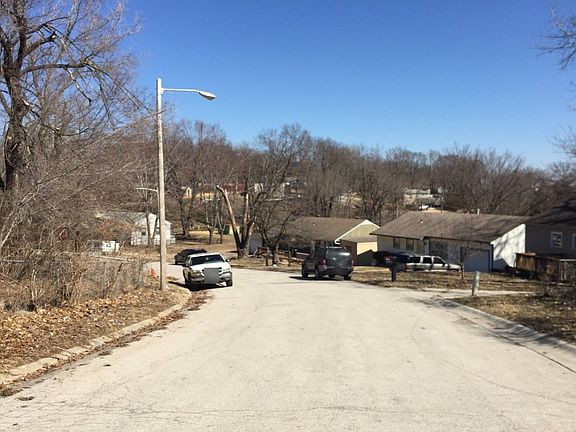 4th image of 2400 Linden Dr