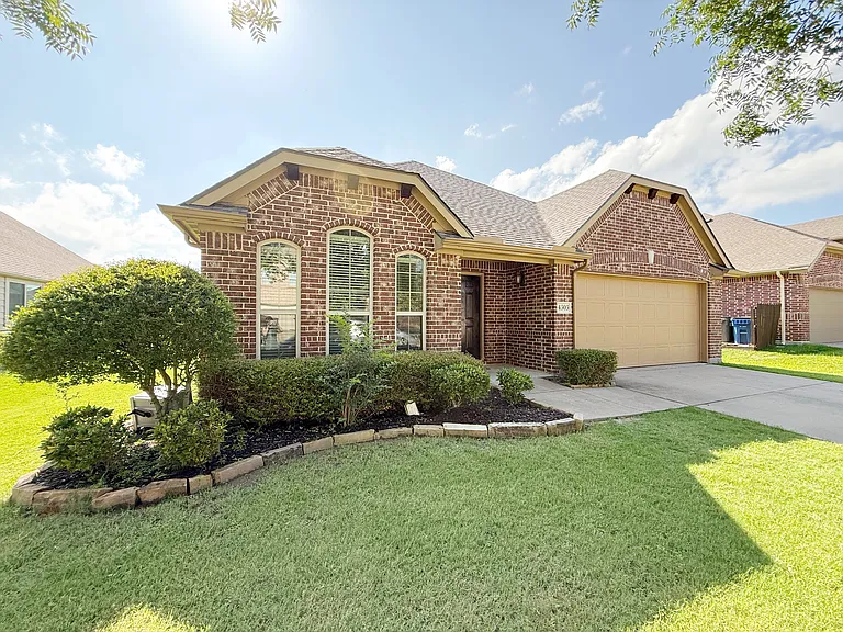 4303 Oak Bluff Dr — Photo 2