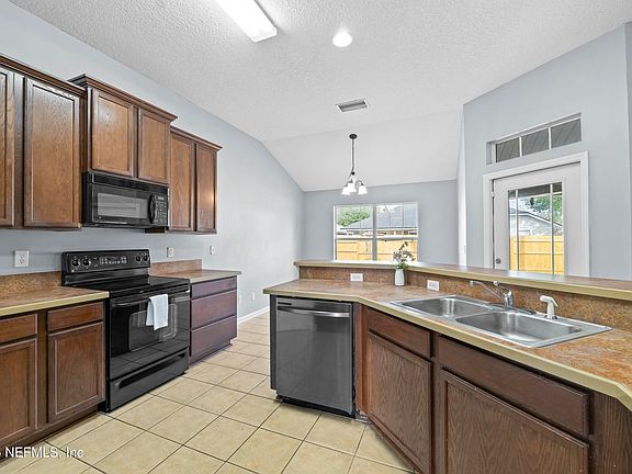 5th image of 625 SUMMER BREEZE Drive N