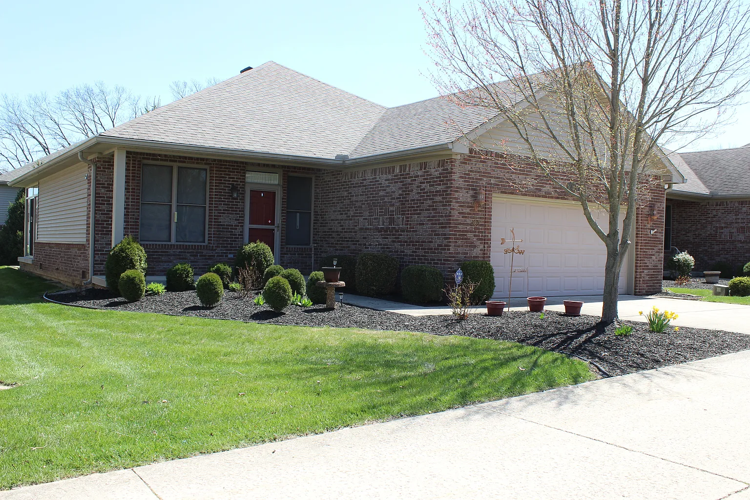 480 Glenview Dr photo 1