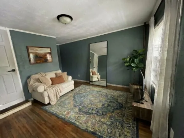 Studio and 1 Bedroom Apartments Available