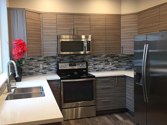 Kitchen with soft close cabinets, quartz counter tops and st