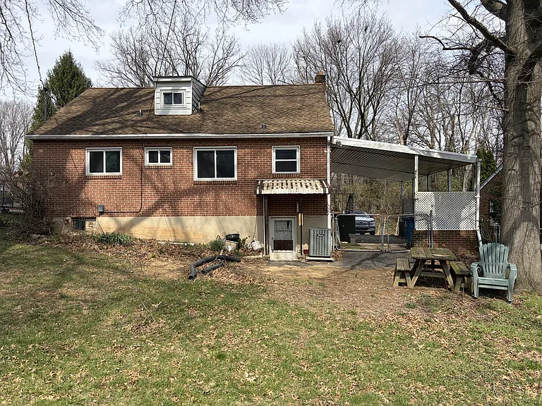 741 York St — Photo 3