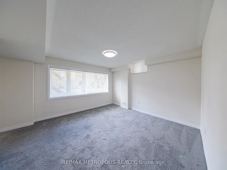 39 Northrop Ave — Photo 24