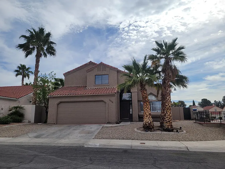 Agustine Cir — Photo 1