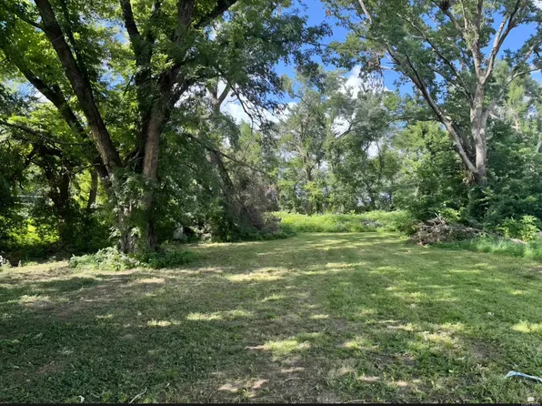 518 E Grandview Dr, Junction City, KS 66441