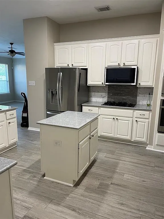 4 bed, 2.5 bath, 2345 sqft, $2,600 — Photo 2
