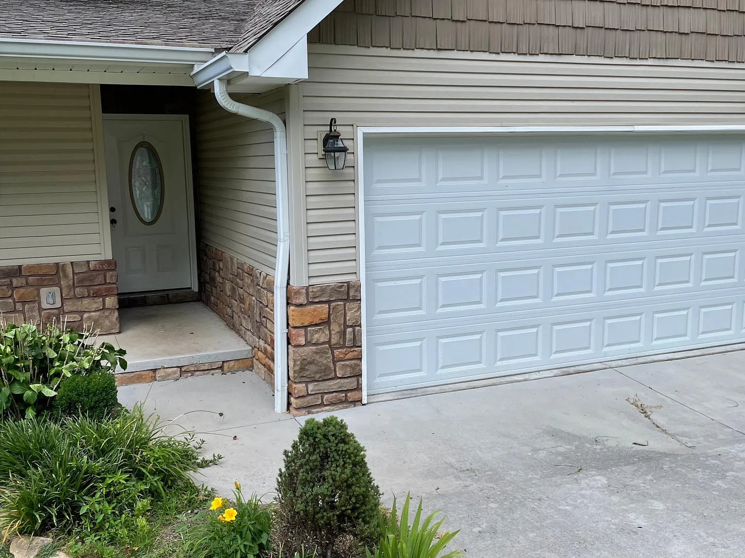 210 Vanover Ln — Photo 2