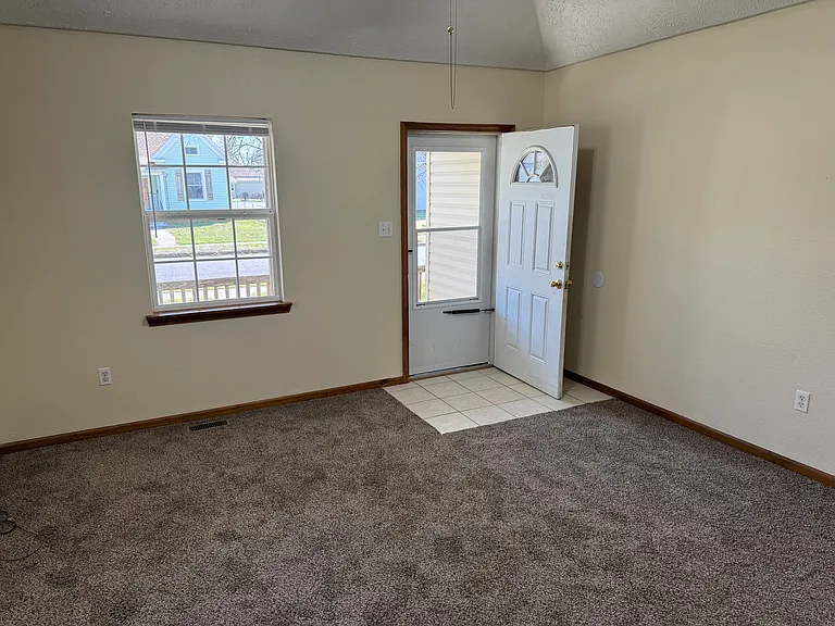 933 W Central St — Photo 2
