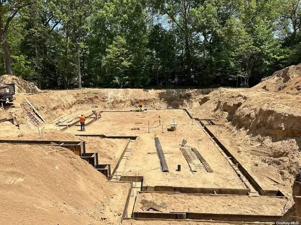 22 Willard Way, Dix Hills, NY 11746