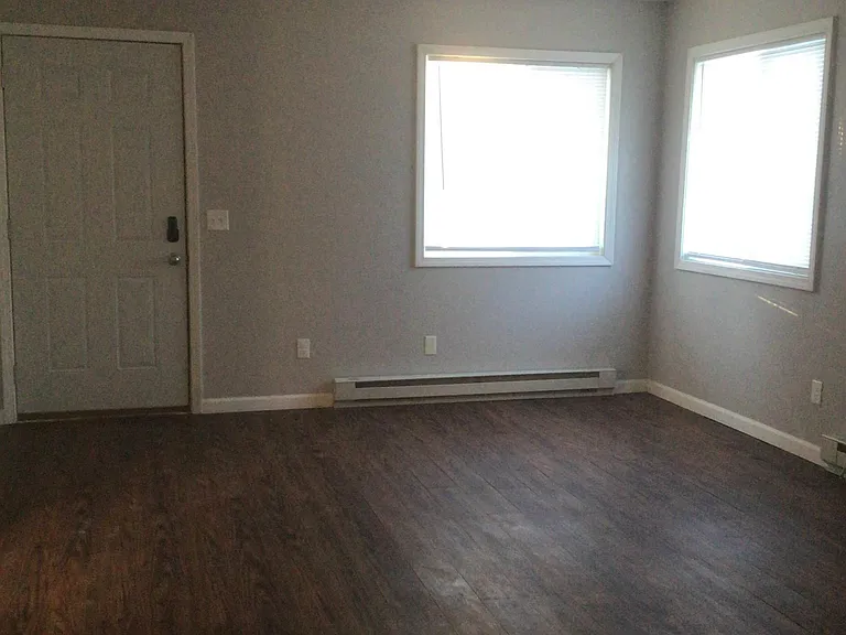 913 Mulberry Ln — Photo 2