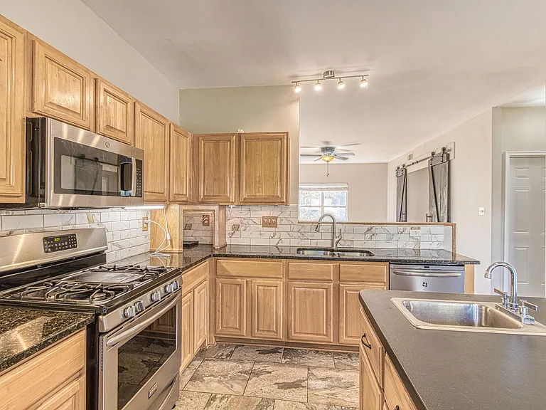 310 W Taylors Xing — Photo 18