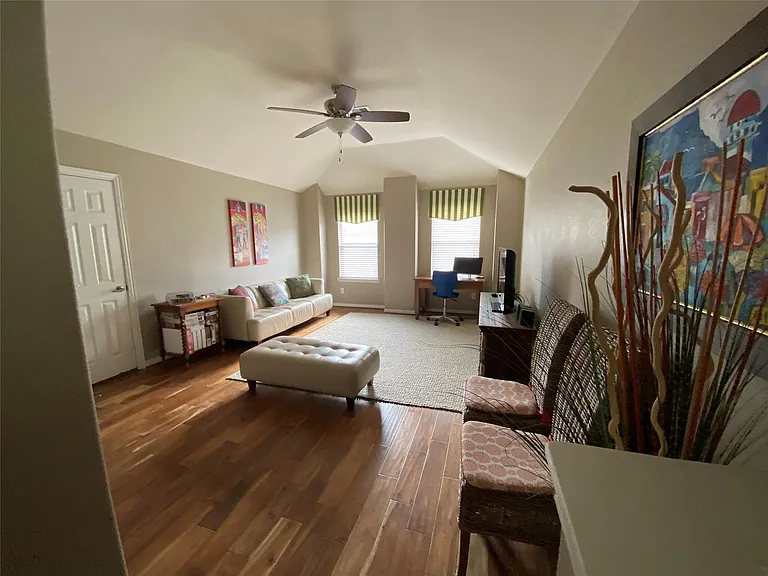 110 N Hawkhurst Cir — Photo 15