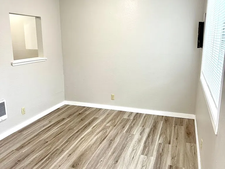 ZhH608 - R Street Apts — Photo 8