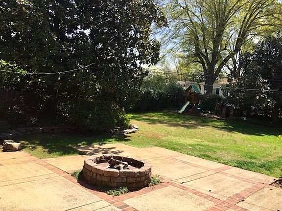 Back patio w/ fire pit