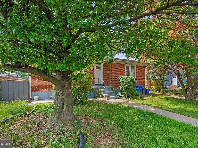 10112 Sutherland Rd — Photo 2
