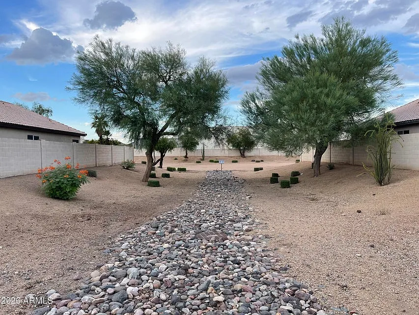 2311 E Kelton Ln