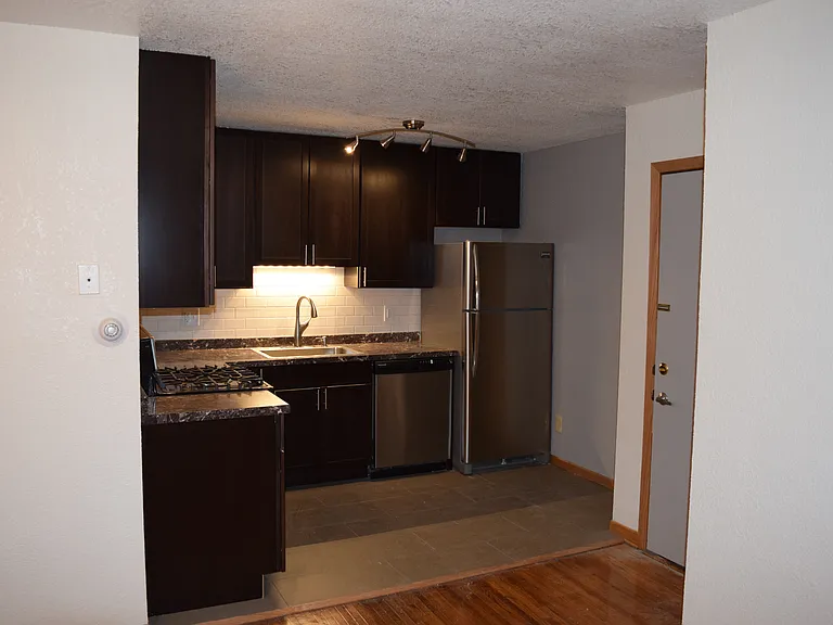 319 SE 8th St #201 — Photo 1