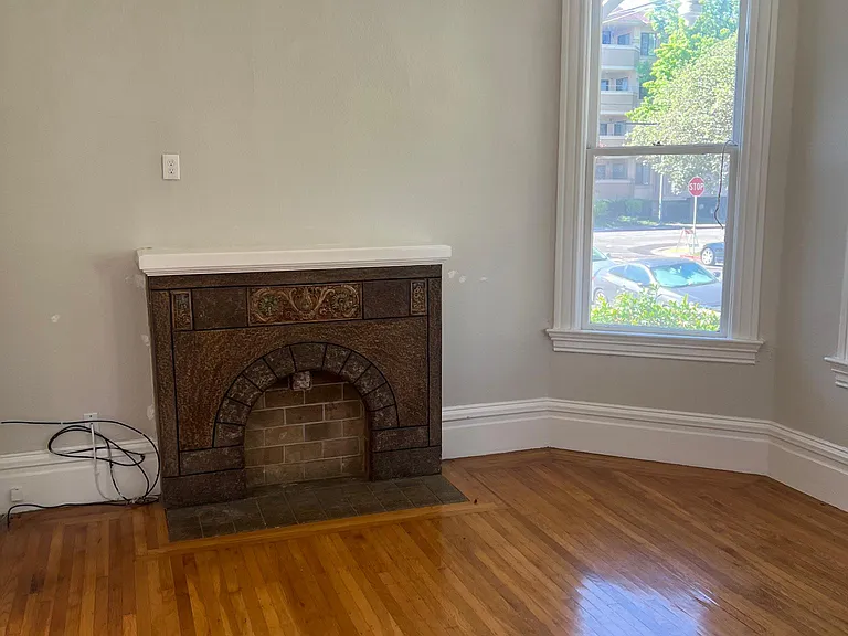 1360 Clarke St #1360 — Photo 4