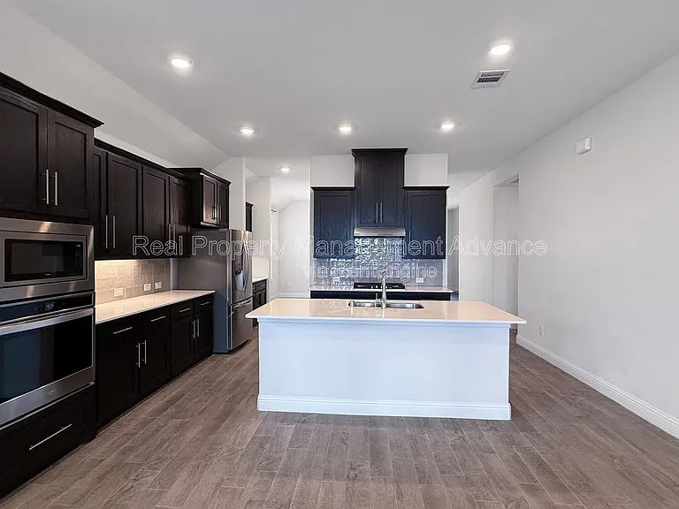 2912 Log Cabin Dr — Photo 5