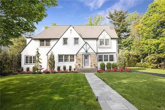 Welcome to 25 Kingston Road in Scarsdale!
