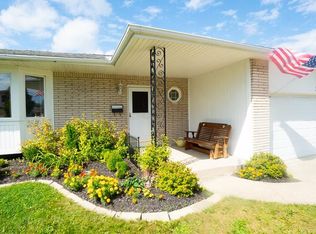 56 Cresthaven Dr, West Seneca, NY 14224