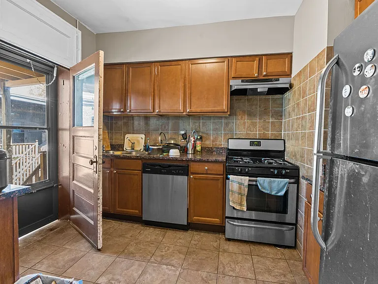 3501 N Pine Grove Ave — Photo 15