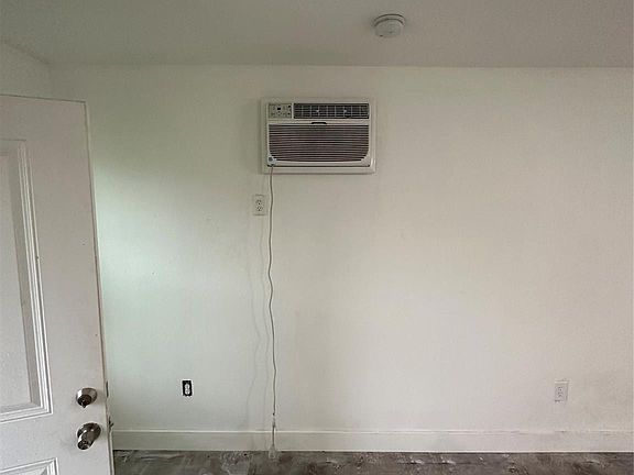 4th image of 1405 Miles St