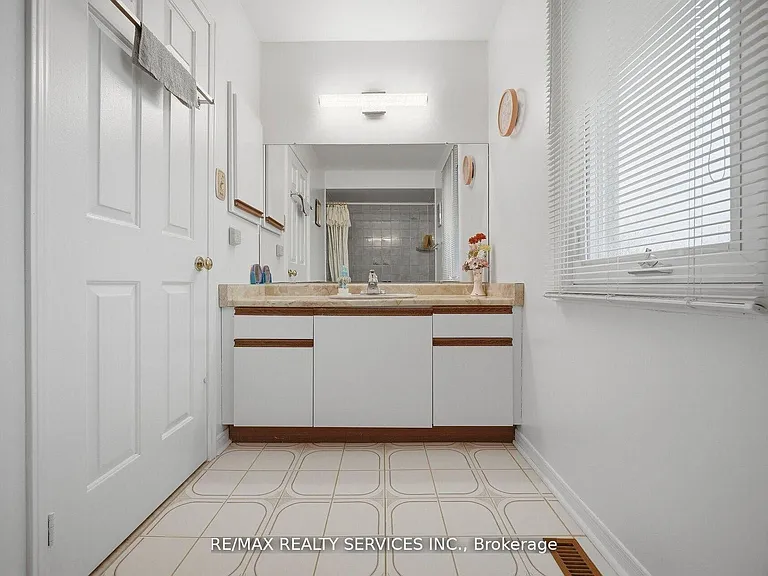 62 Fernbrook Cres — Photo 33