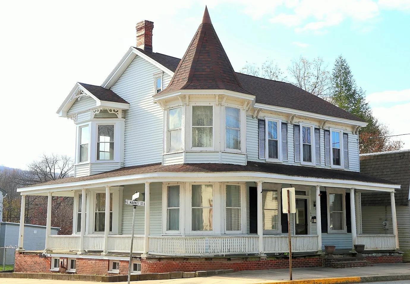 149 E Market St photo 1