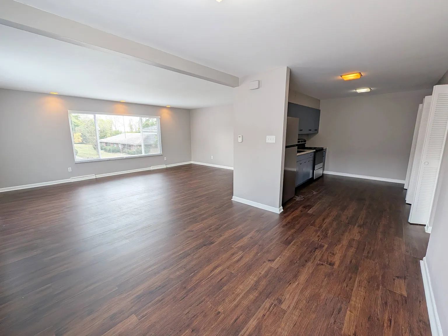 2 bed, 1000 sqft, $985 — Photo 2
