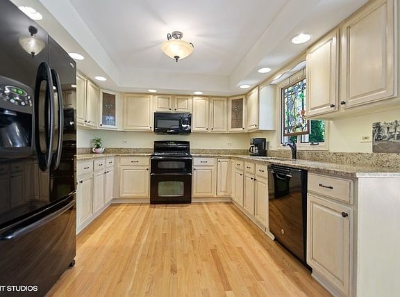 4th image of 10050 W 146th St