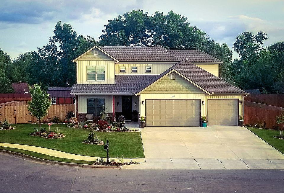 1st image of 1102 W Sandalwood Pl