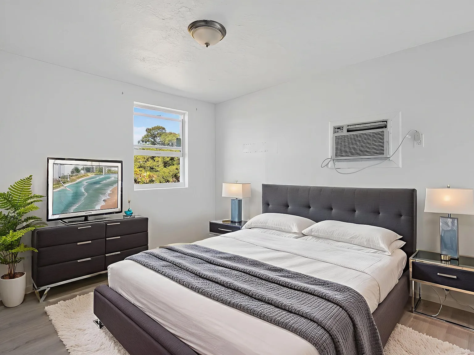 2 bed, 700 sqft, $1,900 — Photo 1