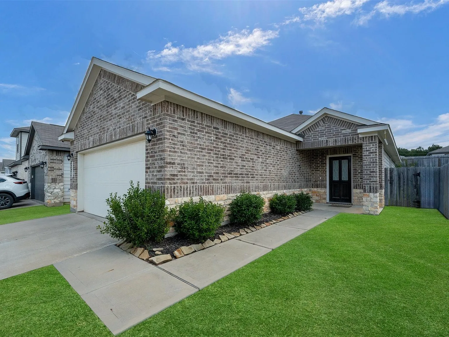 3 bed, 2.0 bath, 1416 sqft, $2,100 — Photo 3