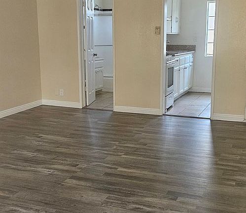2nd image of 10844 Oxnard St APT 12