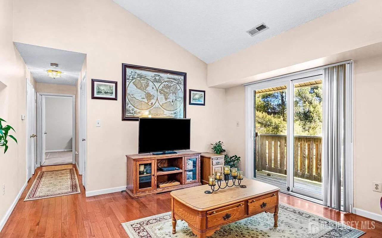 2 bed, 2.0 bath, 836 sqft, $2,150 — Photo 3