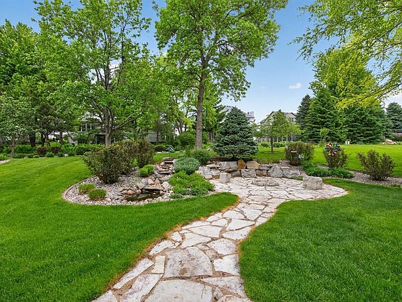 3rd image of 2937 Oakview Dr NE