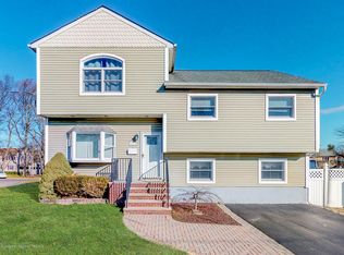 22 Palmer Ct, Middletown, NJ 07748
