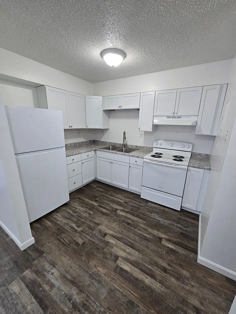 Amazing Fully Remodeled Apartment — Photo 4