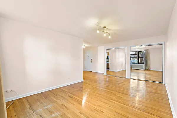 Sold by Thomas Lipovetsky, LREB | media 5